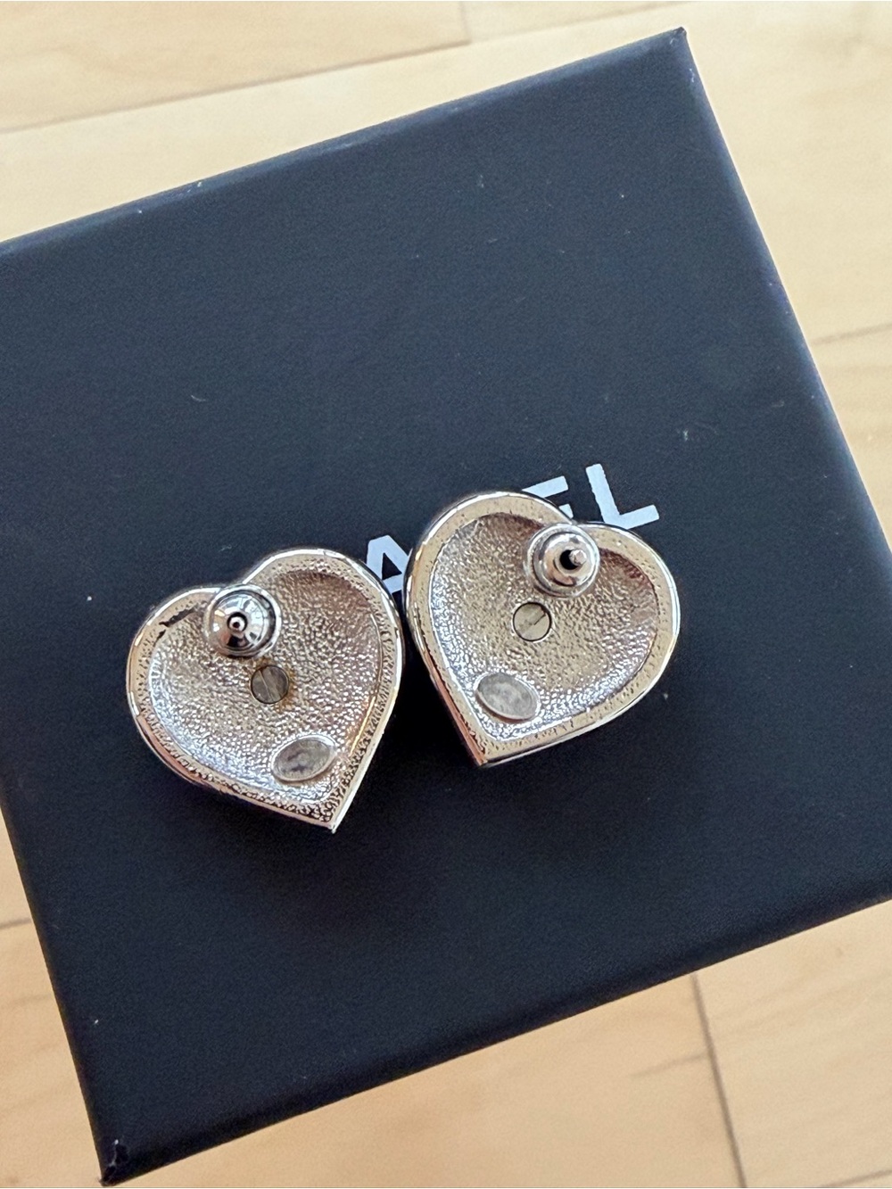 CHANEL Silver pearl heart Logo CC Crystal Earrings - Picture 6 of 10